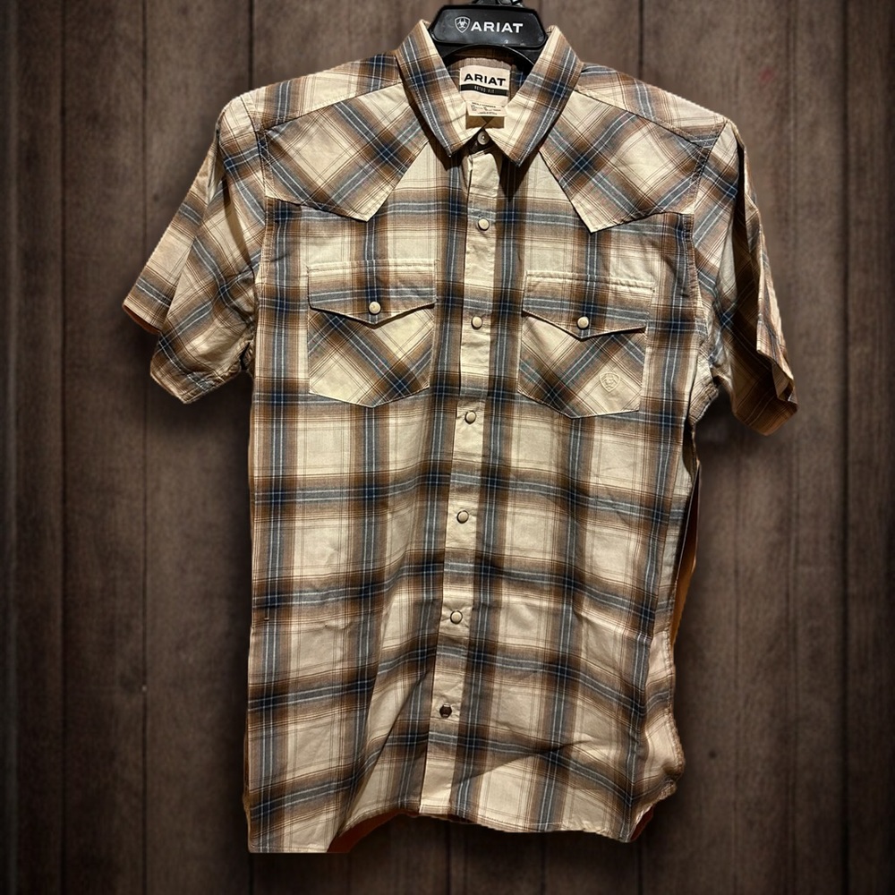 NWT. Ariat men’s retro slim fit to be worn untucked